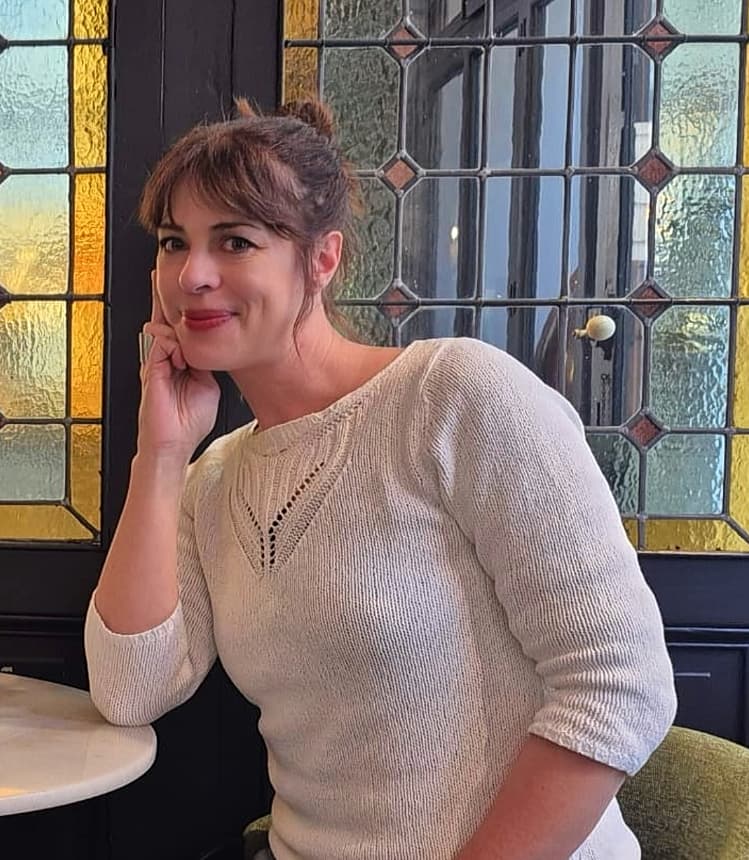 Professeure de français en ligne Alice, portrait dans un café français